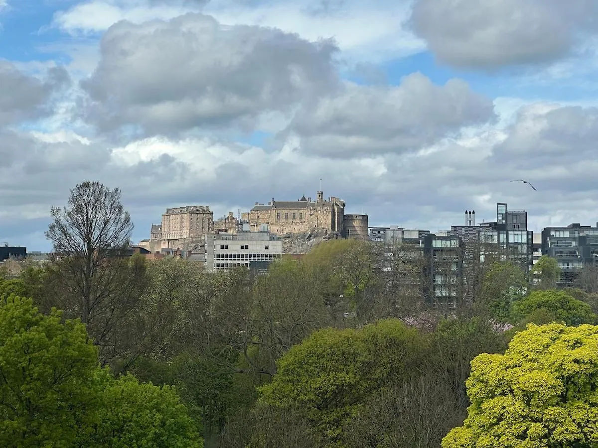 公寓 Edinburgh Skylight - Elegant City Centre Home