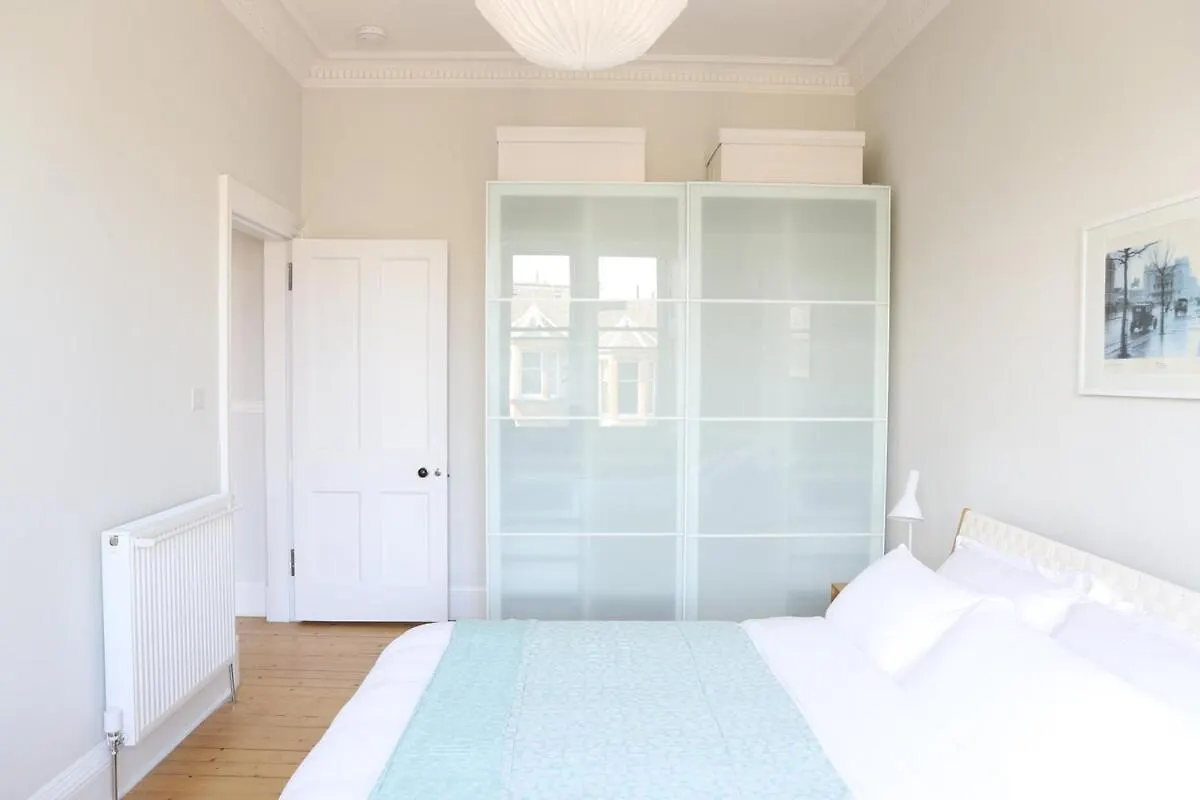 Edinburgh Skylight - Elegant City Centre Home